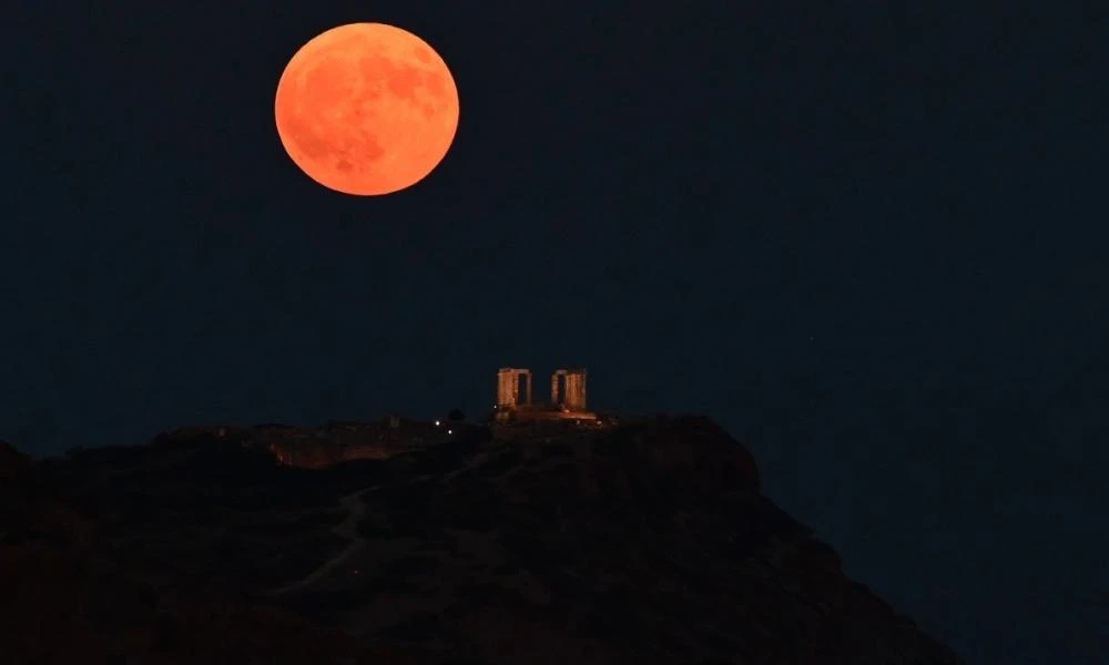 Η αυγουστιάτικη Πανσέληνος στον αττικό ουρανό